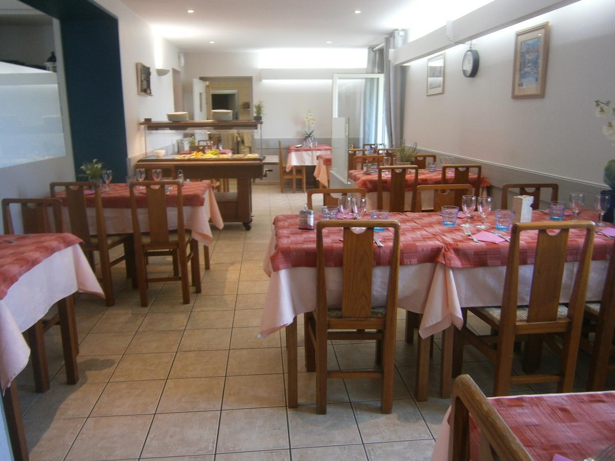 Hotel Restaurant De La Roche Les Sauvages  Exterior photo